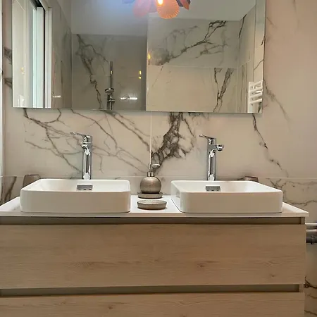 Prestigious 3 Bedroom Waterfront In 公寓